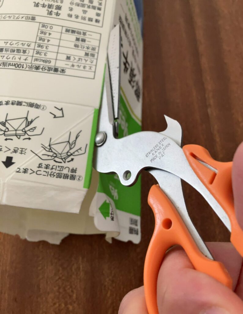 牛乳パックをハサミでカット