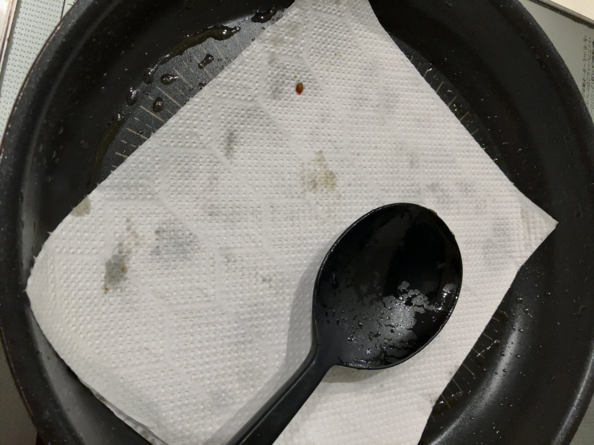 油で汚れたフライパンにはキッチンペーパーを