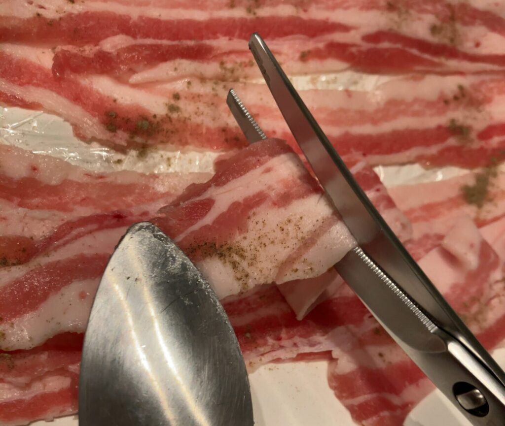 肉をハサミでカット