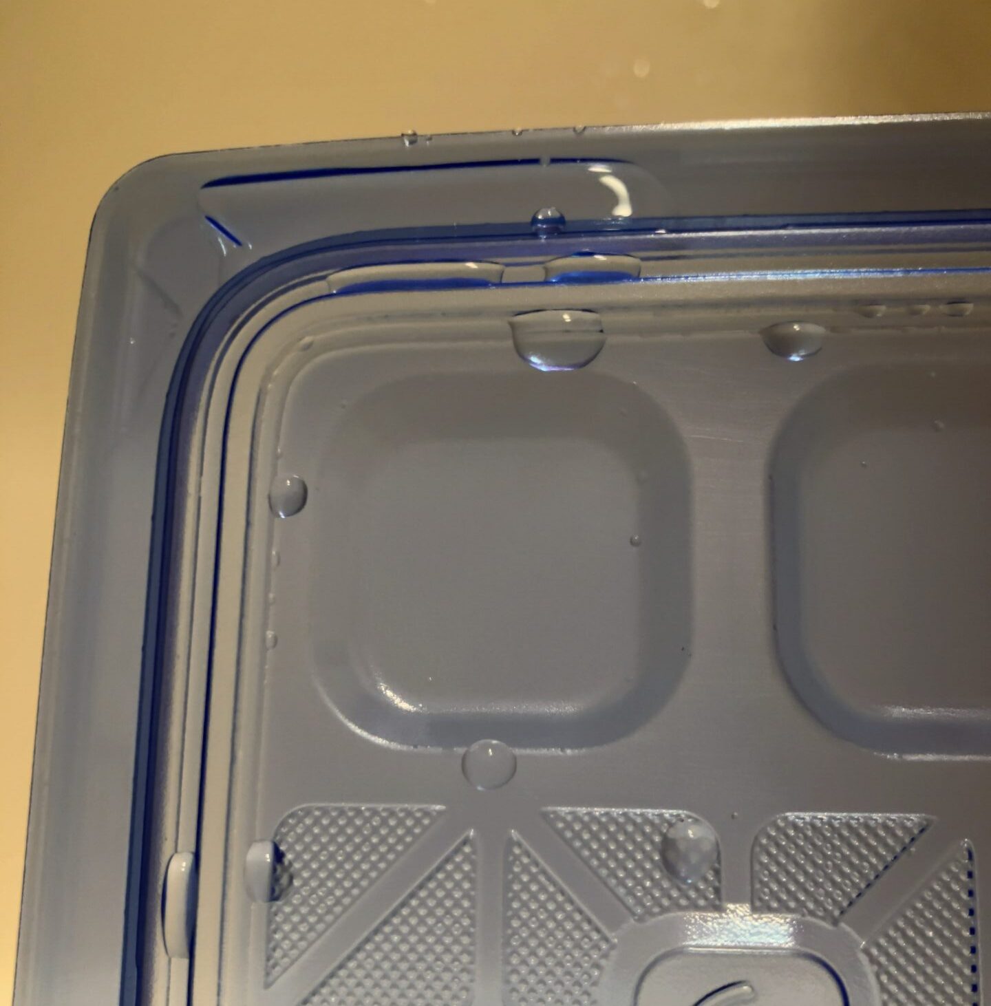 プラスチック容器についた水滴