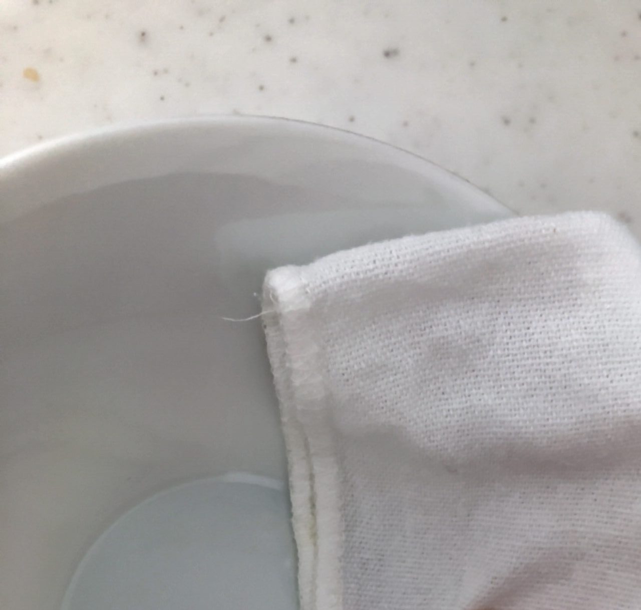 ふきんで食器を拭き上げ