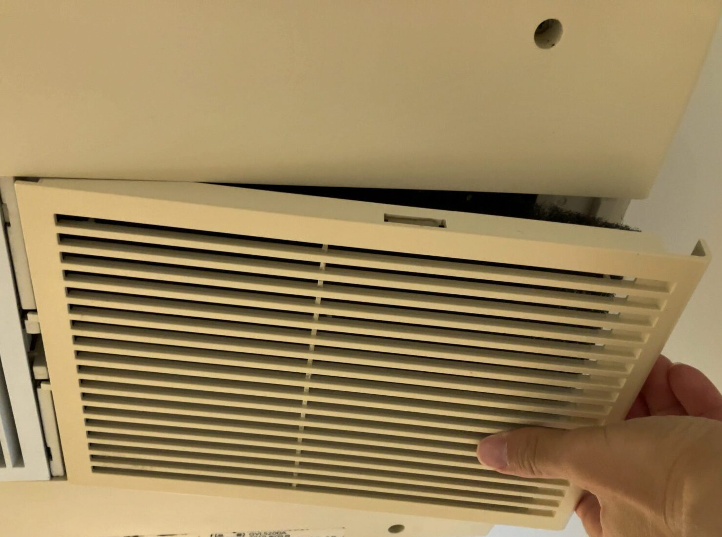 換気扇フィルタの取り外し
