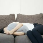 ソファで疲れて寝ている