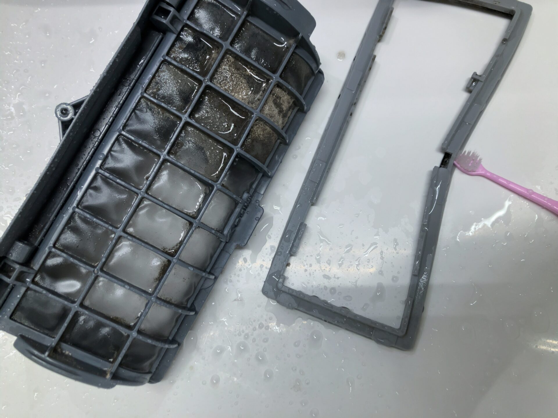 フィルタを歯ブラシで清掃