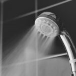 シャワーから水がでる写真