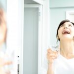 うがいする女性