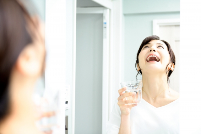 うがいする女性