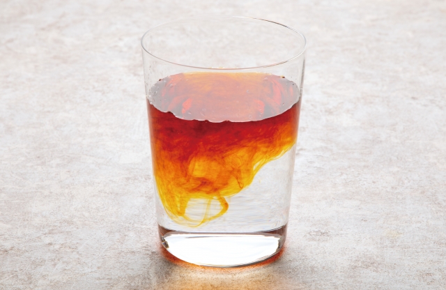 うがい薬をいれたコップ