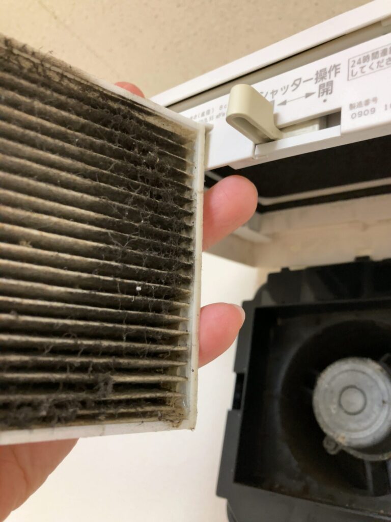 吸気扇のフィルタを取った様子