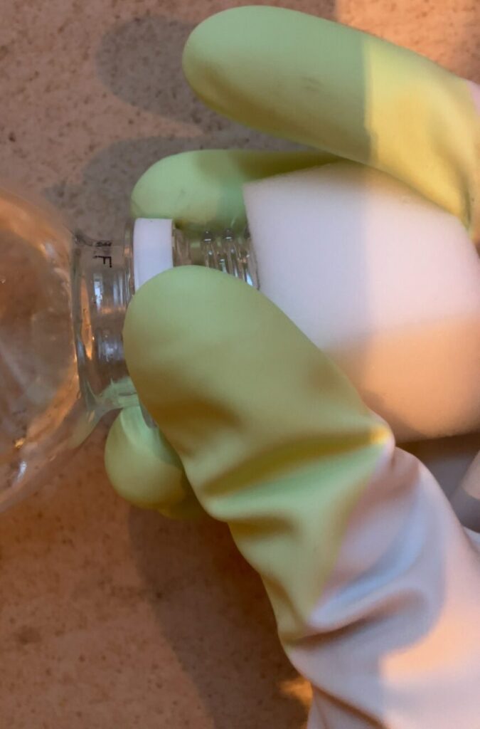 スポンジに水を含ませる