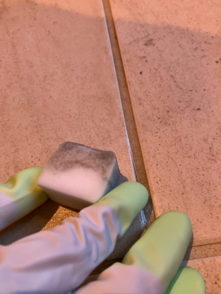 汚れたスポンジを水洗い