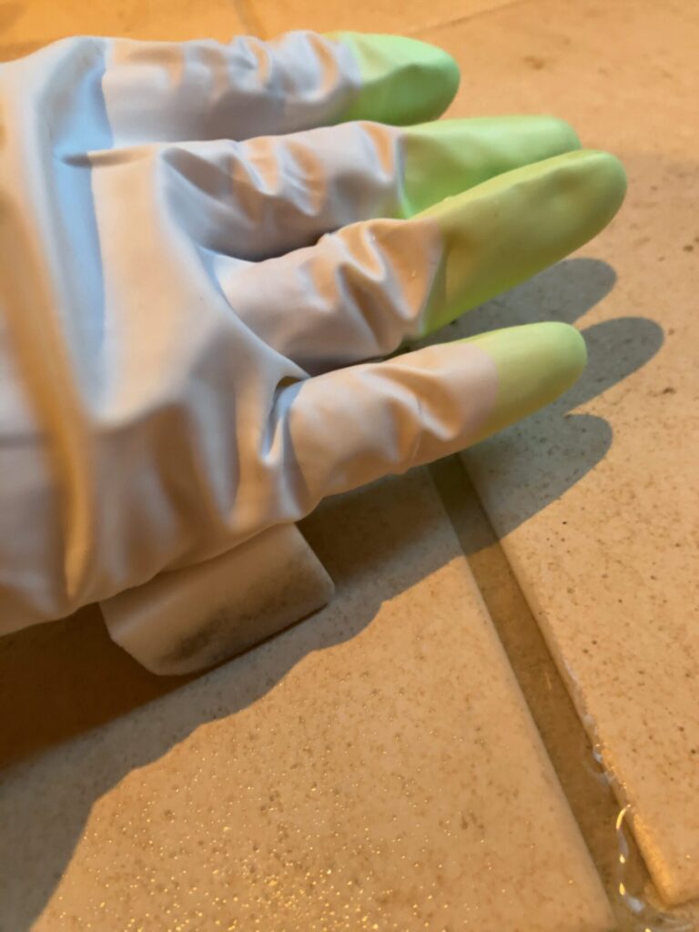 タイルと平行になるように擦る