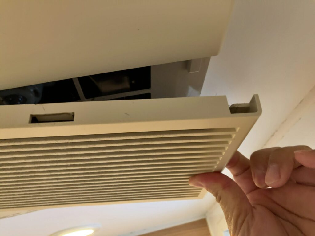 浴室乾燥機のフィルタカバー取り外し