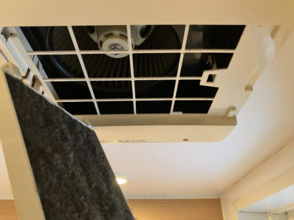 浴室乾燥機のフィルタカバー取り外し