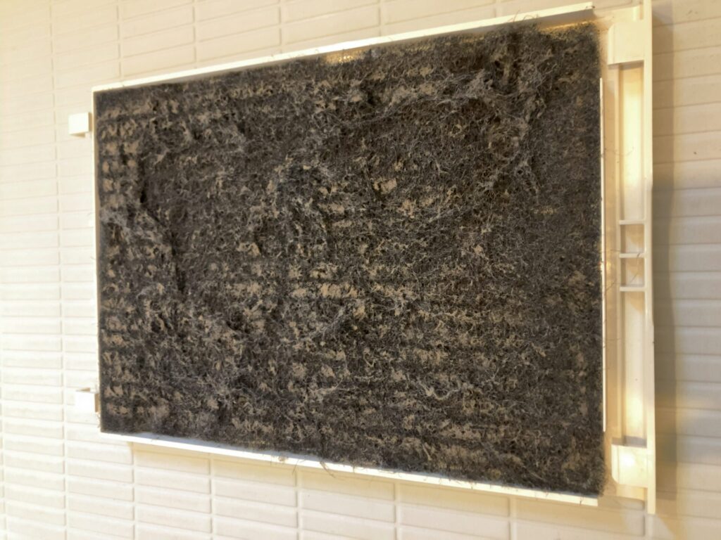 浴室乾燥機の汚れたフィルタ