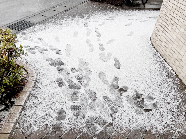 滑りやすい雪道