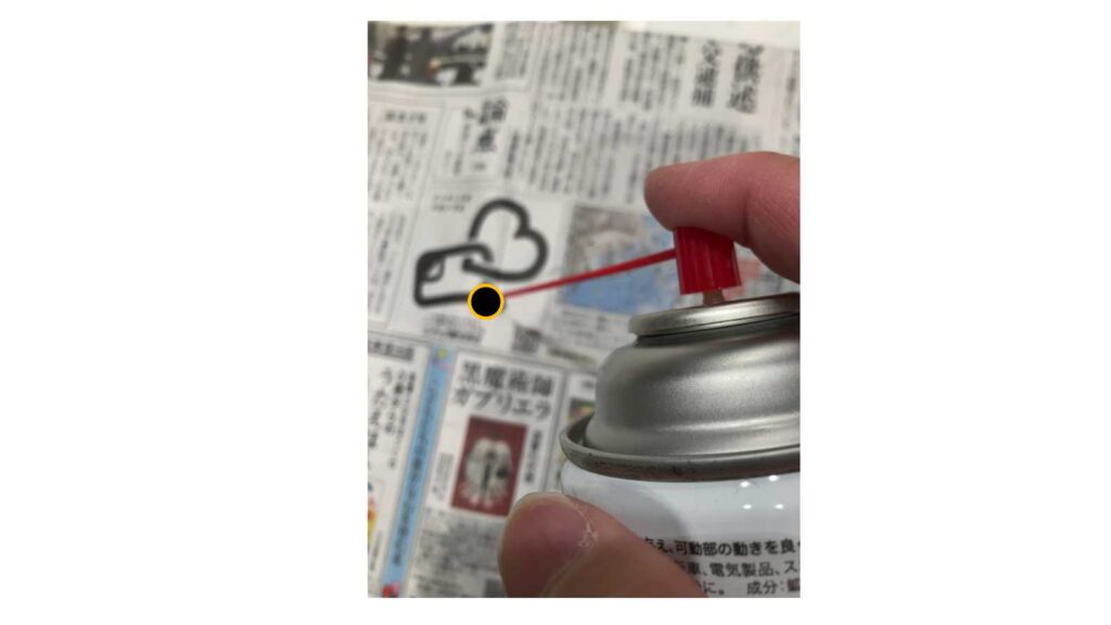 新聞紙に穴をあけてマスキング