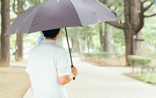 日傘をさす男性