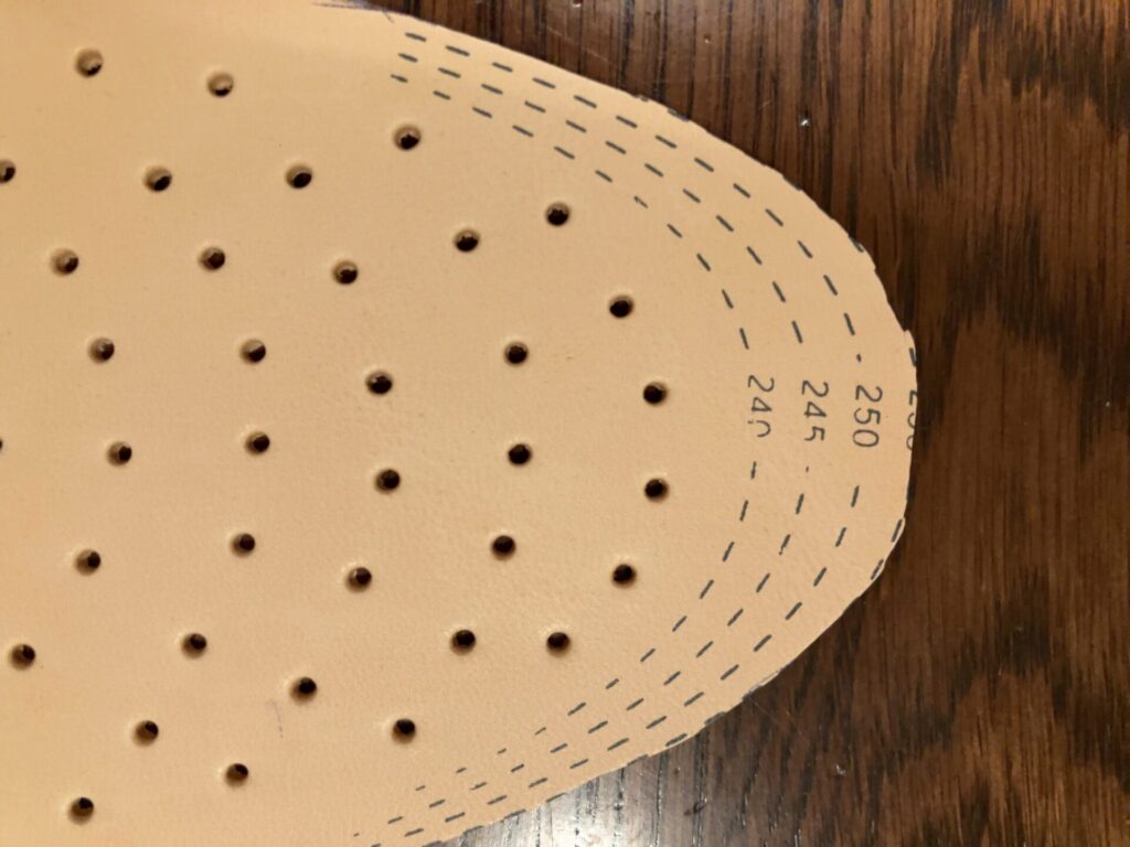 革インソールのサイズ合わせ